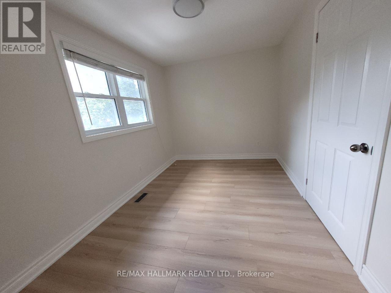 Photo 18 of Main 32 Hill Drive, Aurora ON