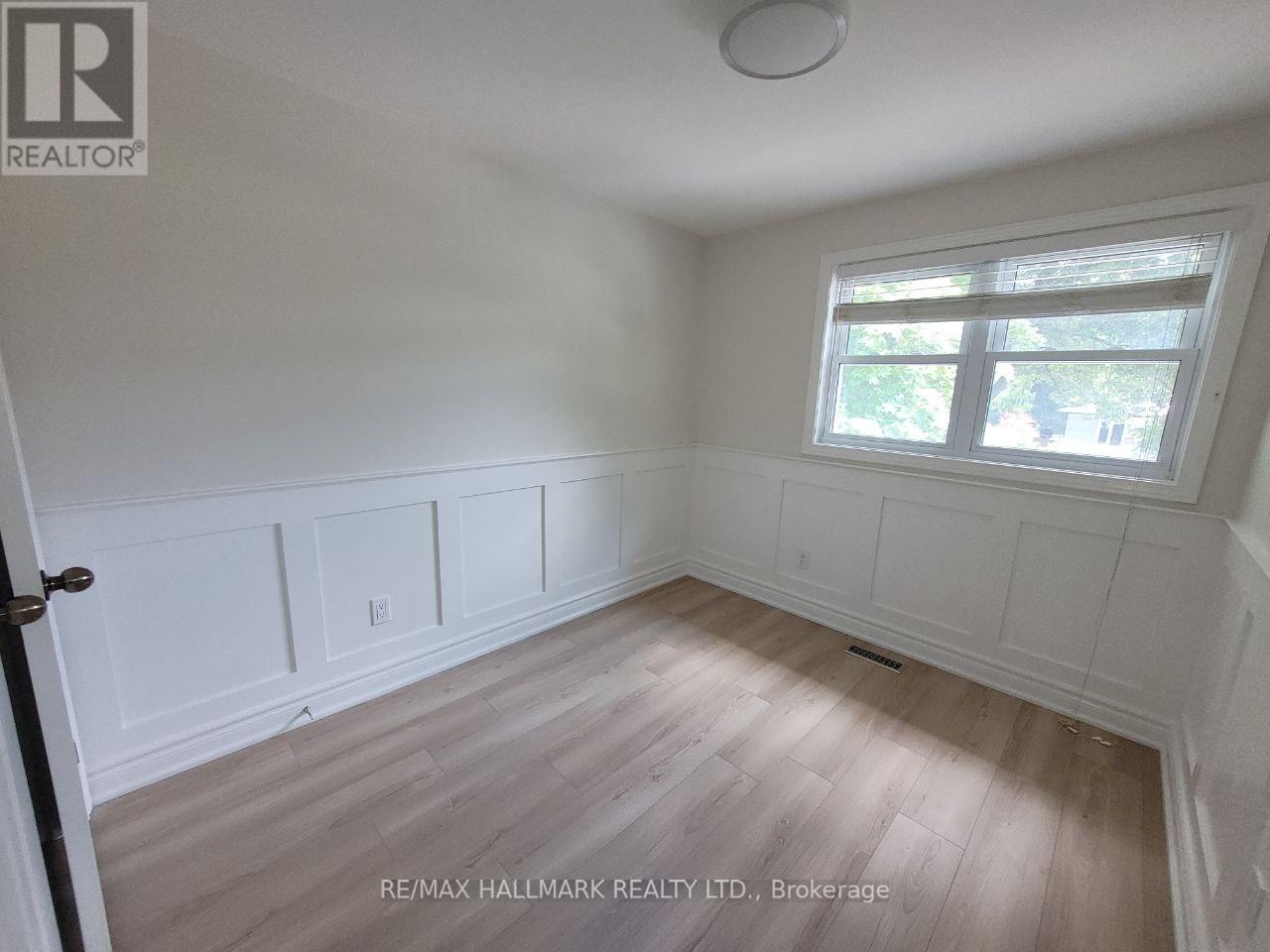 Photo 19 of Main 32 Hill Drive, Aurora ON