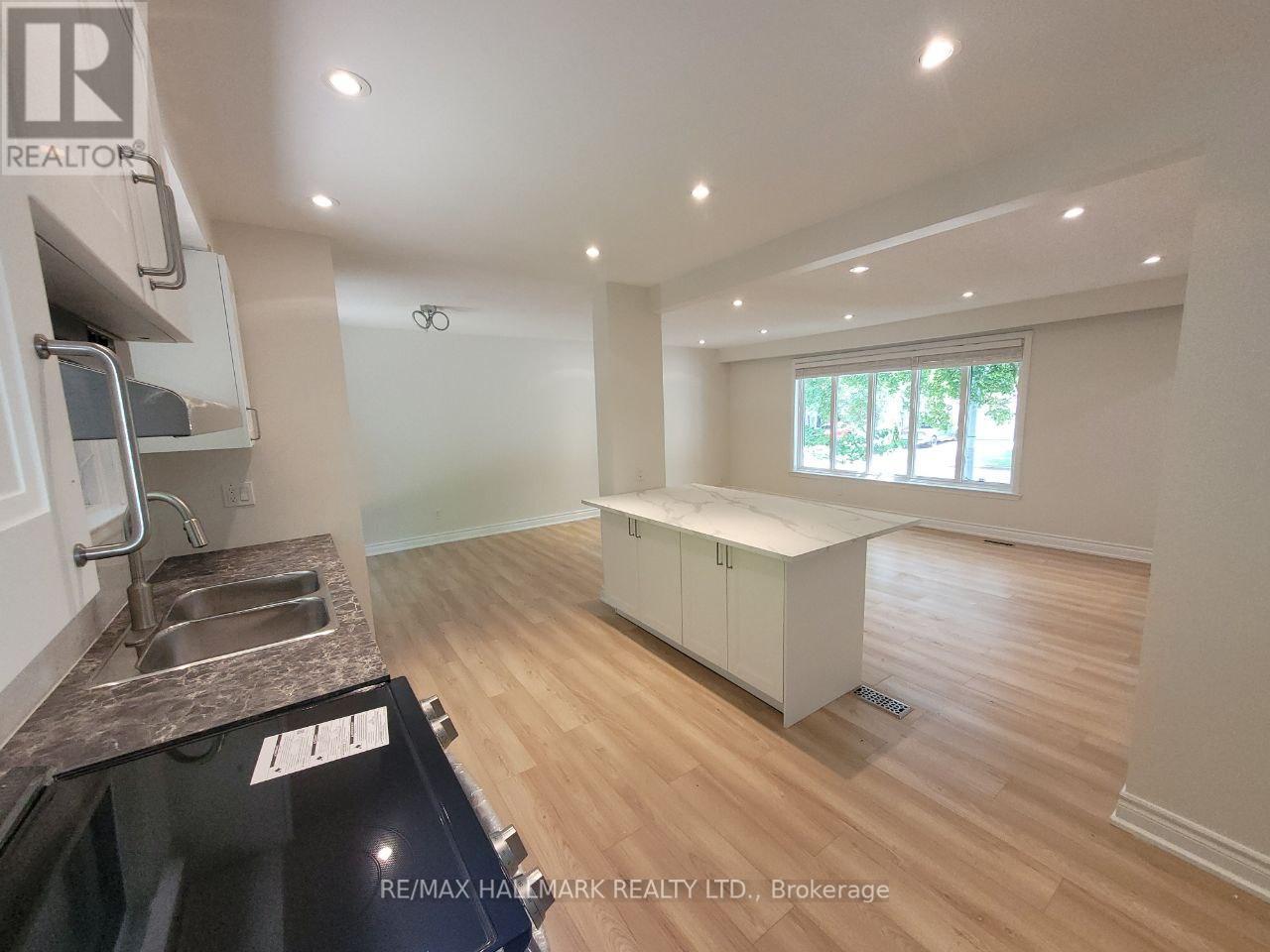 Photo 2 of Main 32 Hill Drive, Aurora ON