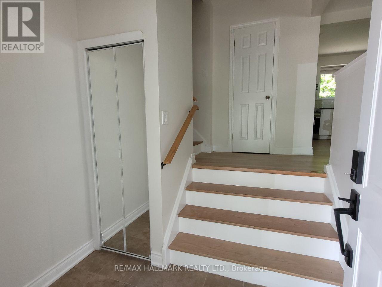 Photo 21 of Main 32 Hill Drive, Aurora ON