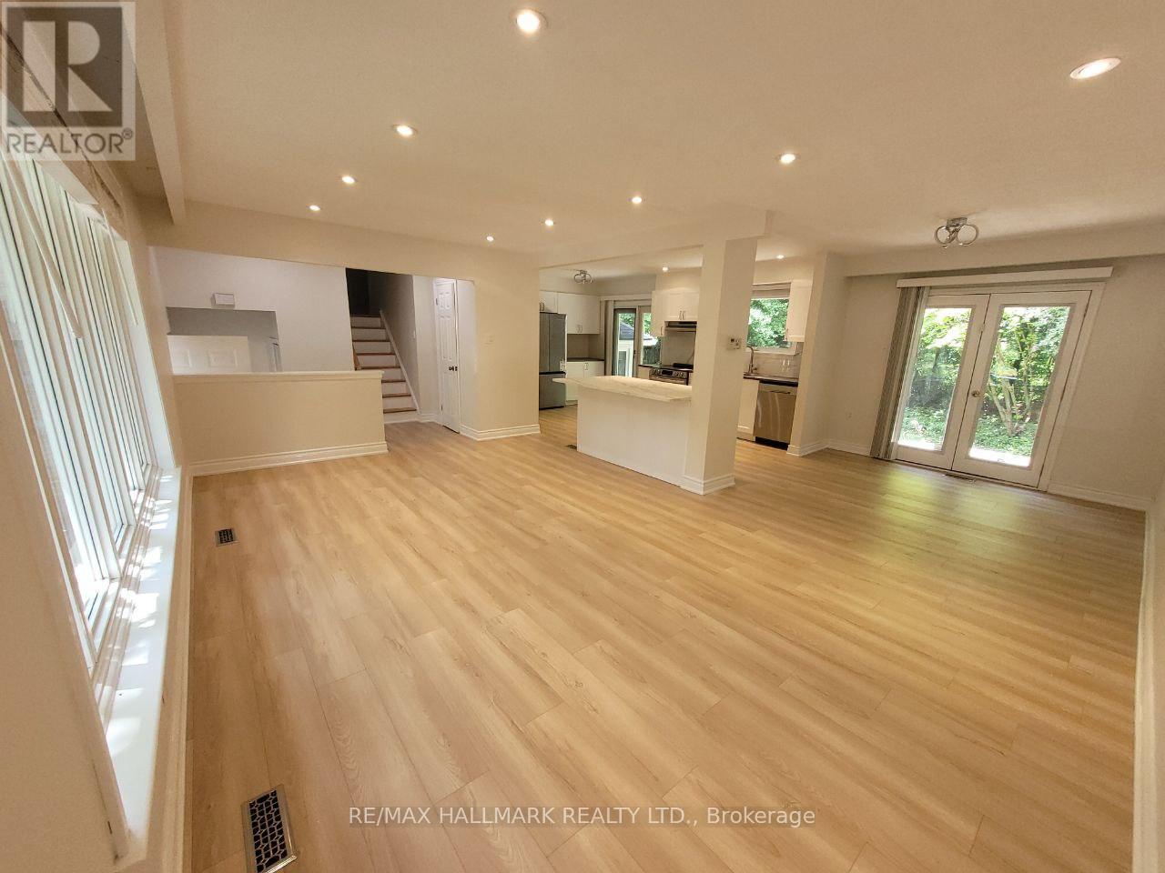 Photo 8 of Main 32 Hill Drive, Aurora ON