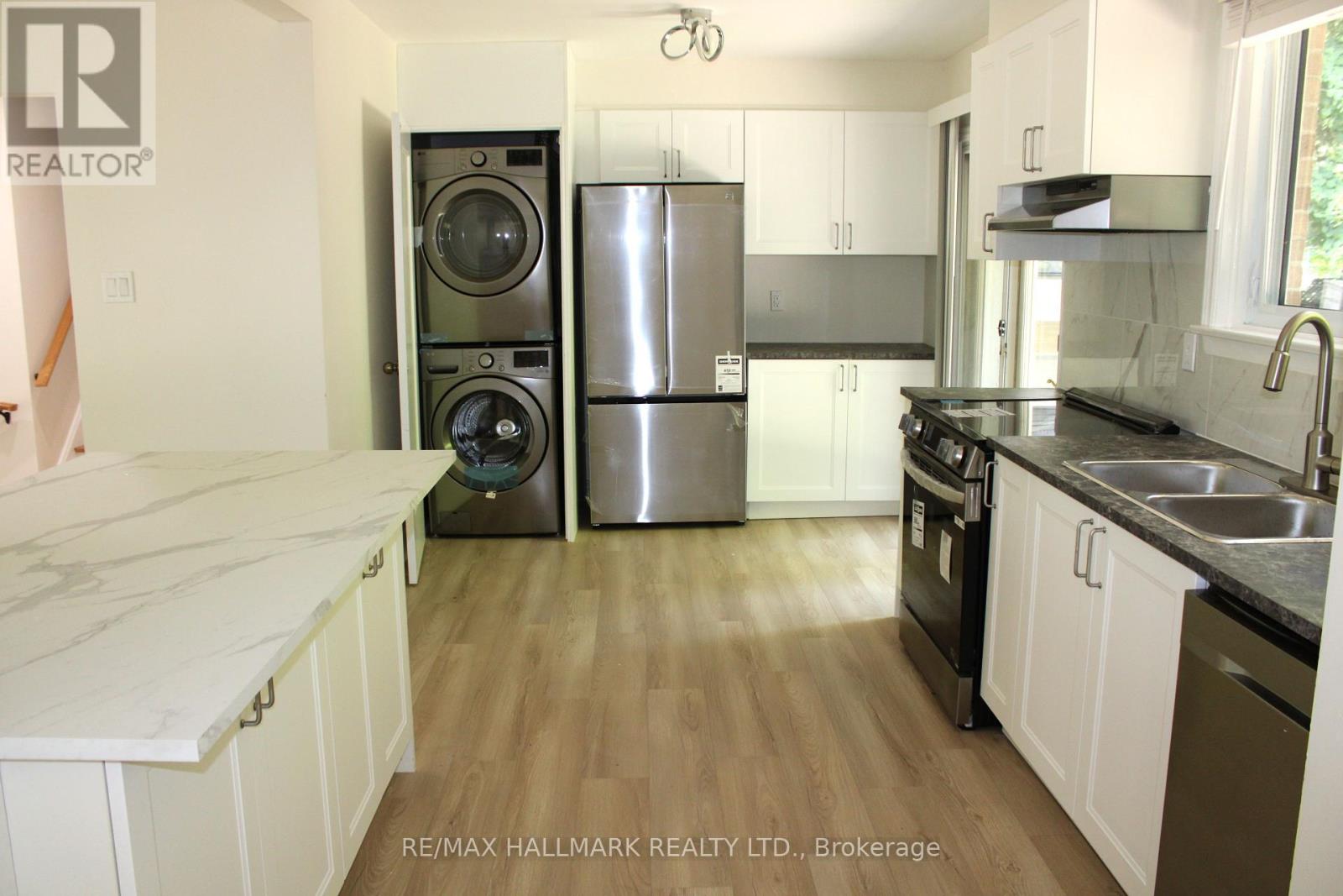 Photo 9 of Main 32 Hill Drive, Aurora ON