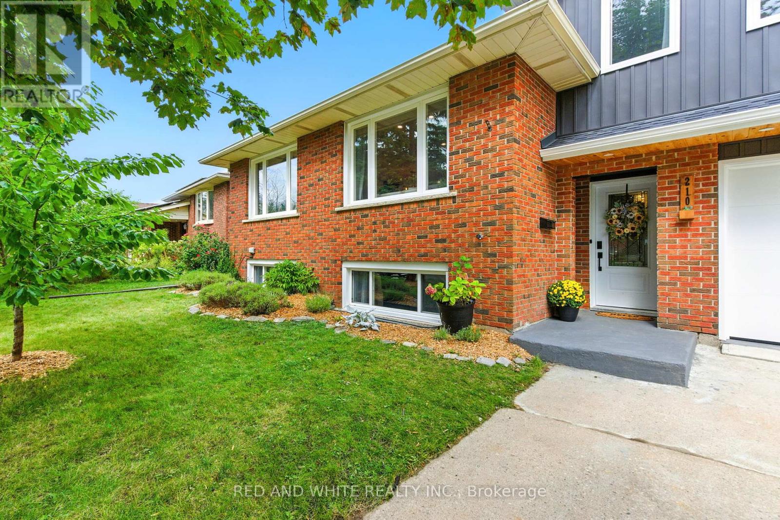 Photo 12 of 210 Northlake Drive, Waterloo ON