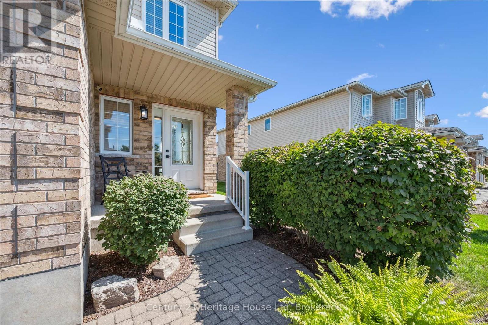 Photo 3 of 7 20 Shackleton Drive, Guelph ON