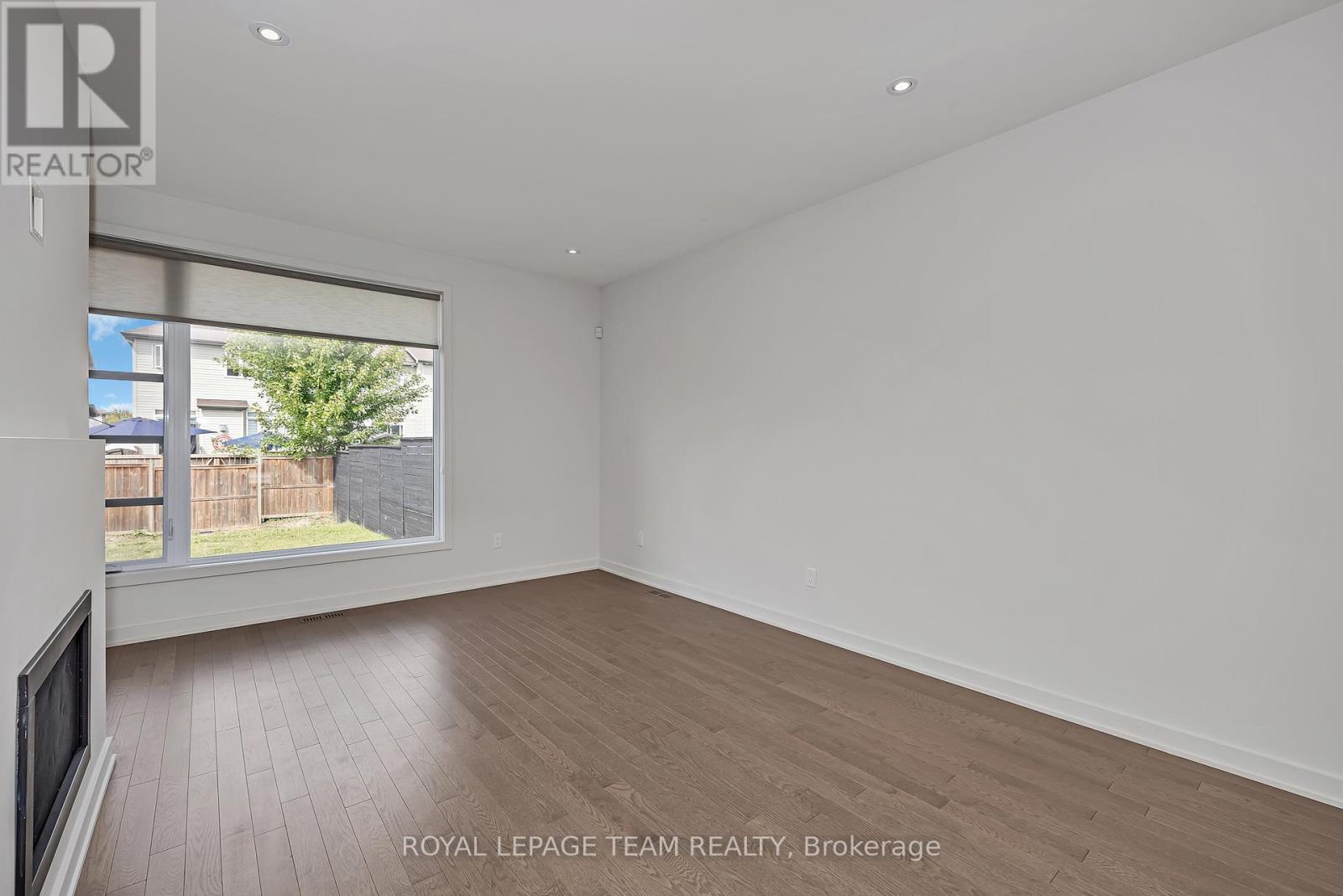Photo 11 of 522 Borbridge Avenue, Ottawa ON