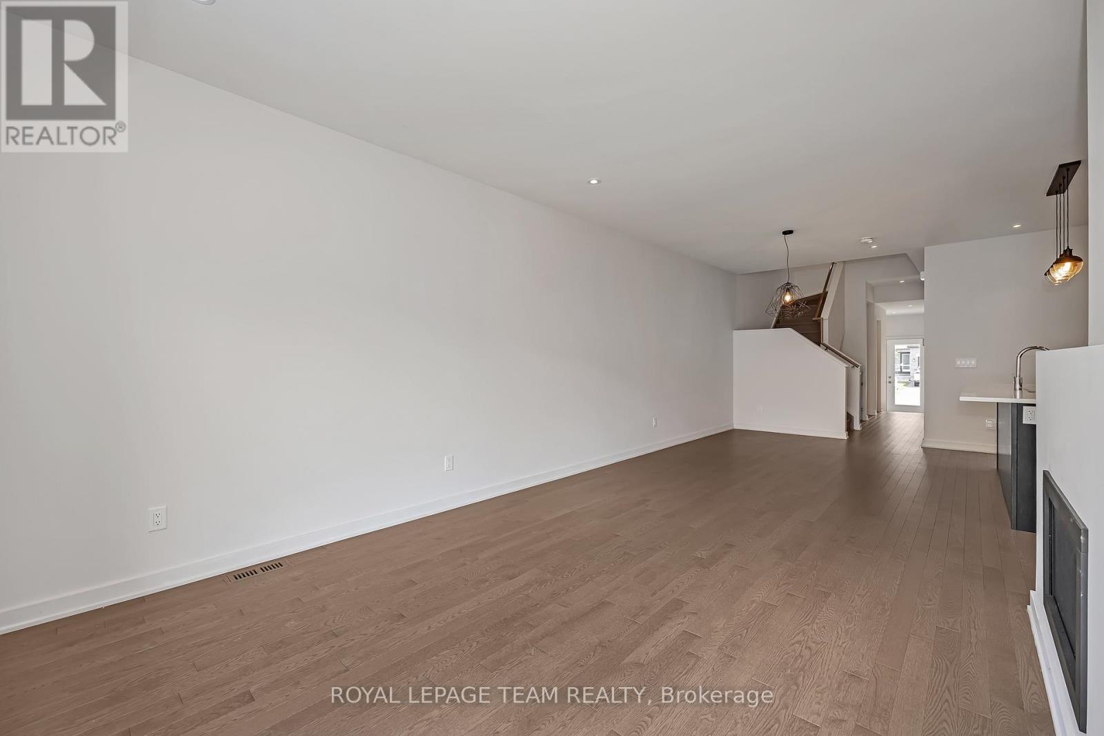 Photo 12 of 522 Borbridge Avenue, Ottawa ON