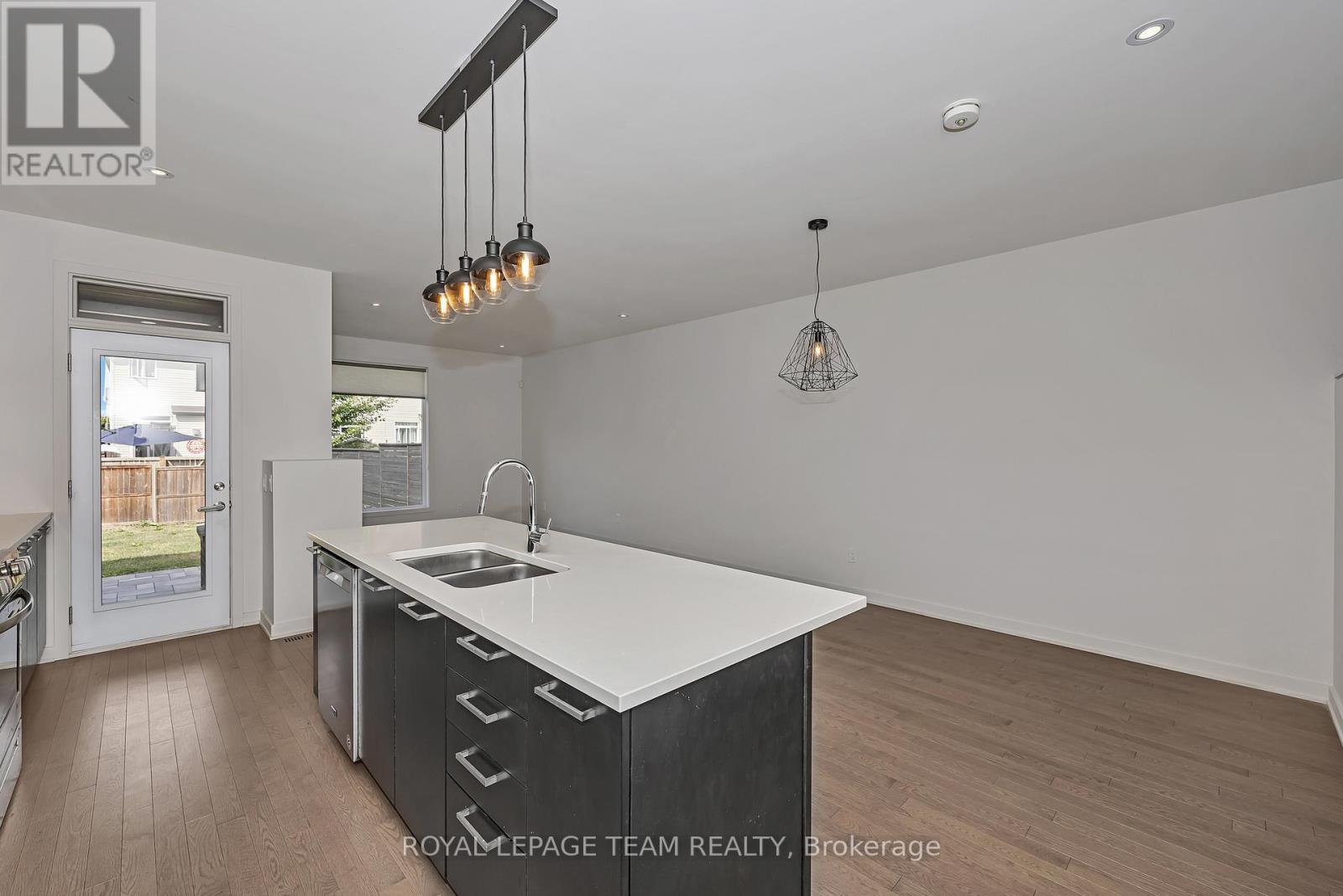 Photo 16 of 522 Borbridge Avenue, Ottawa ON