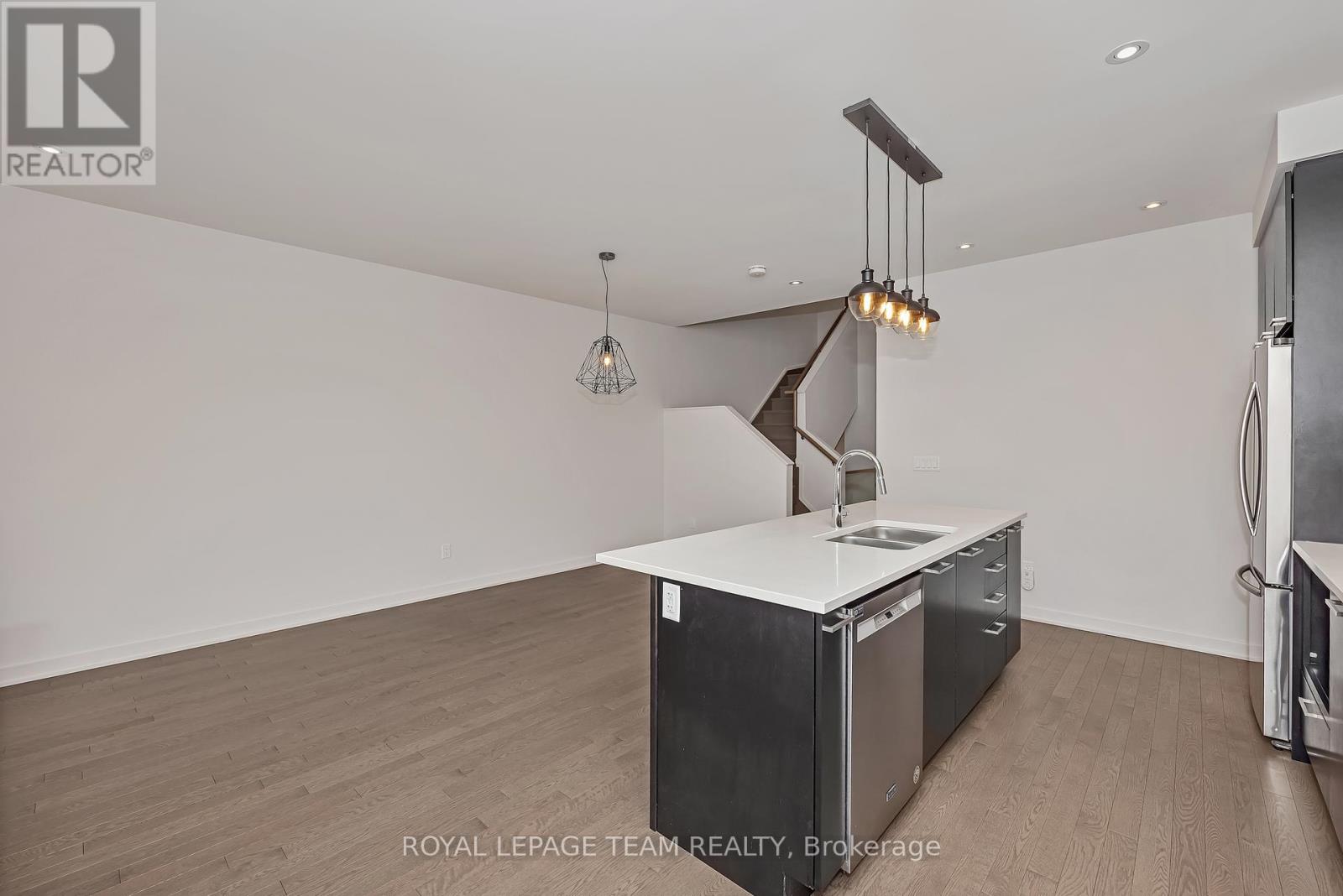 Photo 18 of 522 Borbridge Avenue, Ottawa ON