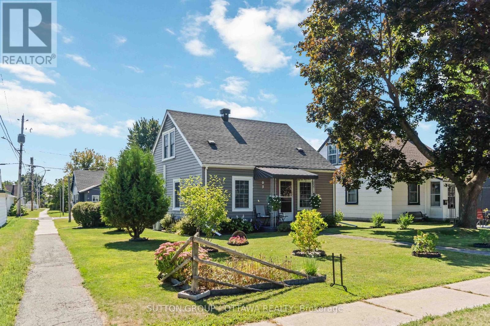 Photo 1 of 20 Roosevelt Drive, Smiths Falls ON