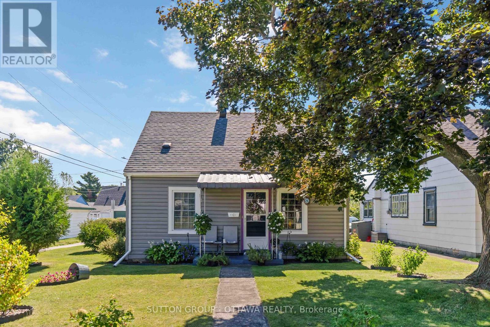 Photo 2 of 20 Roosevelt Drive, Smiths Falls ON