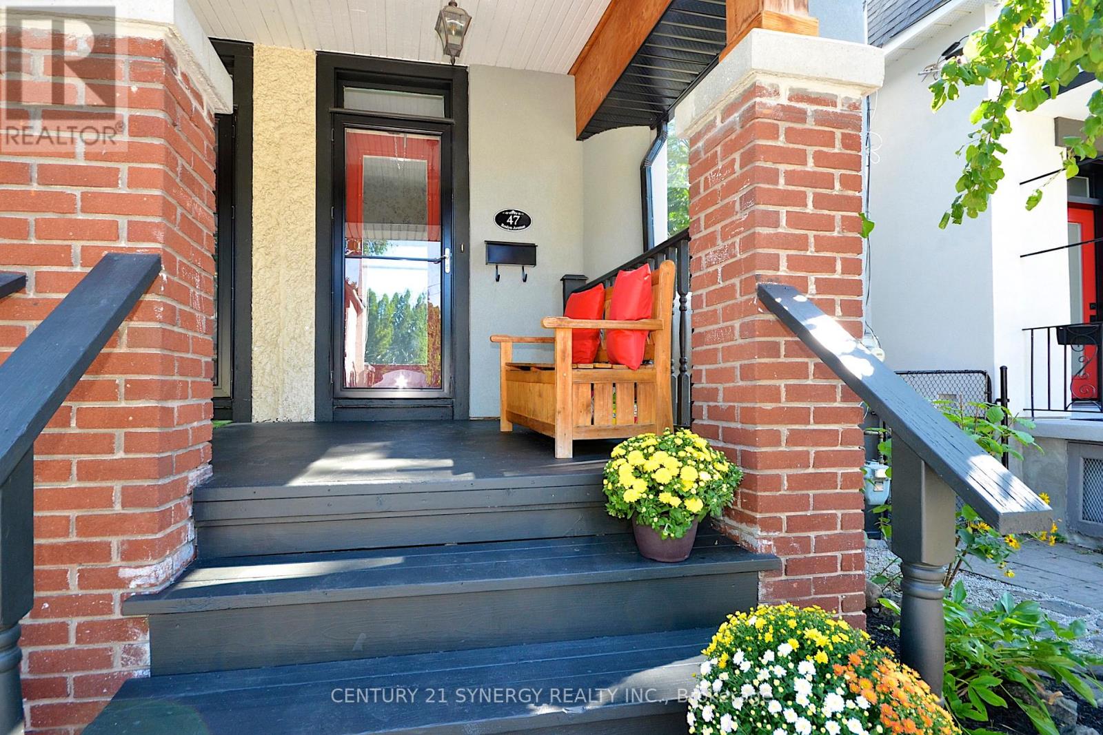 Photo 2 of 47 Roslyn Avenue, Ottawa ON