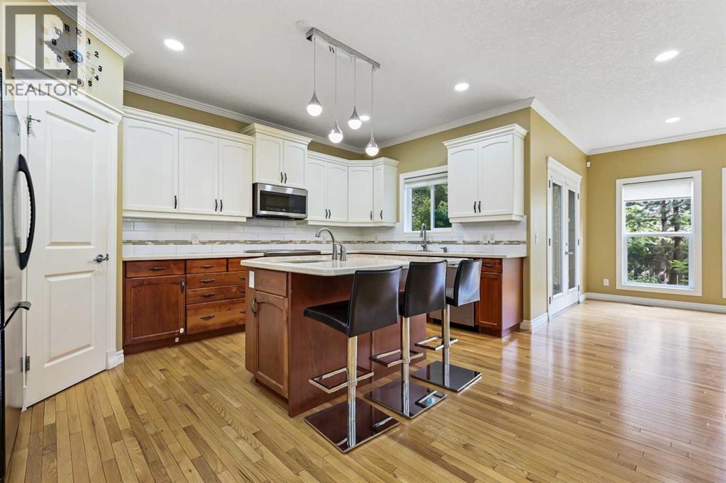 Photo 10 of 8025 Cougar Ridge Avenue Sw, Calgary AB