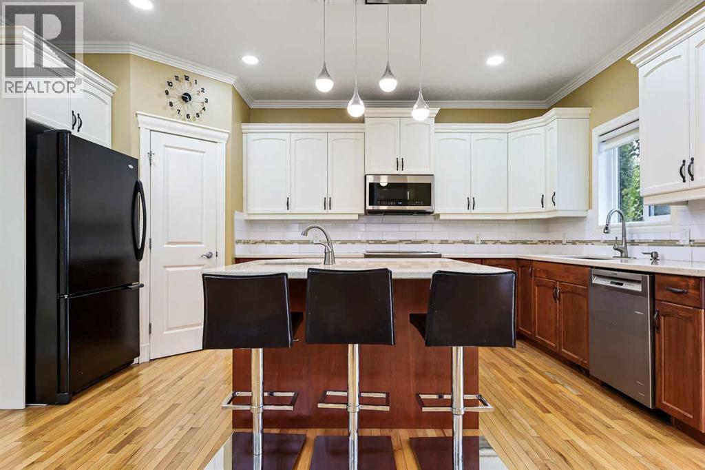 Photo 9 of 8025 Cougar Ridge Avenue Sw, Calgary AB