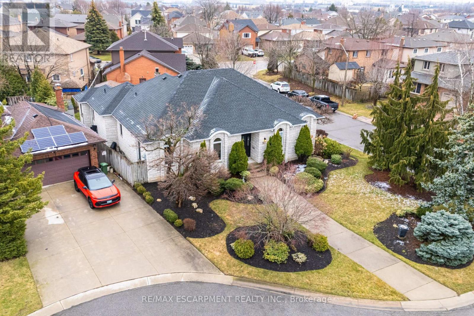 Photo 2 of 31 Ingrid Court, Hamilton ON