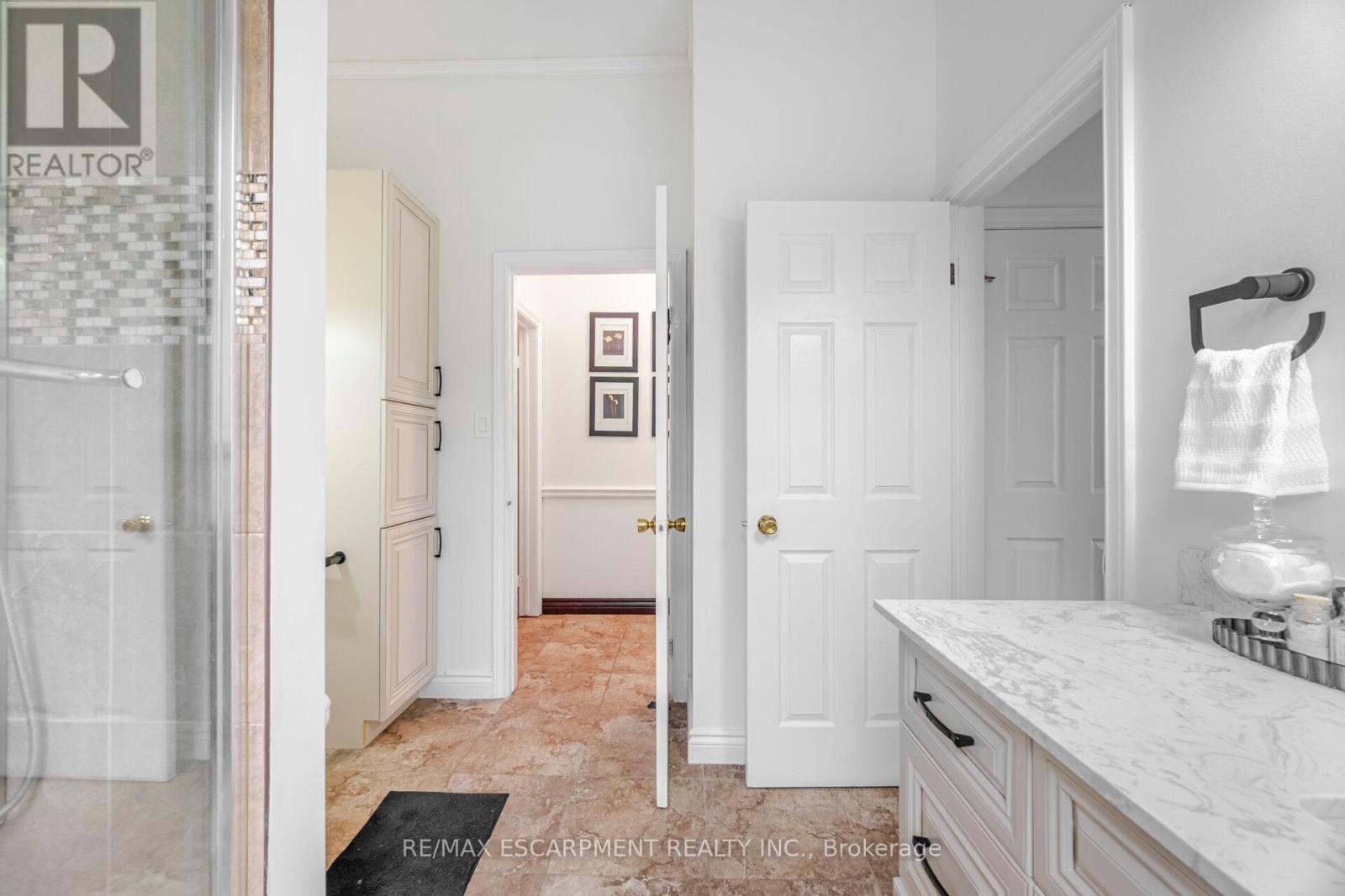 Photo 23 of 31 Ingrid Court, Hamilton ON