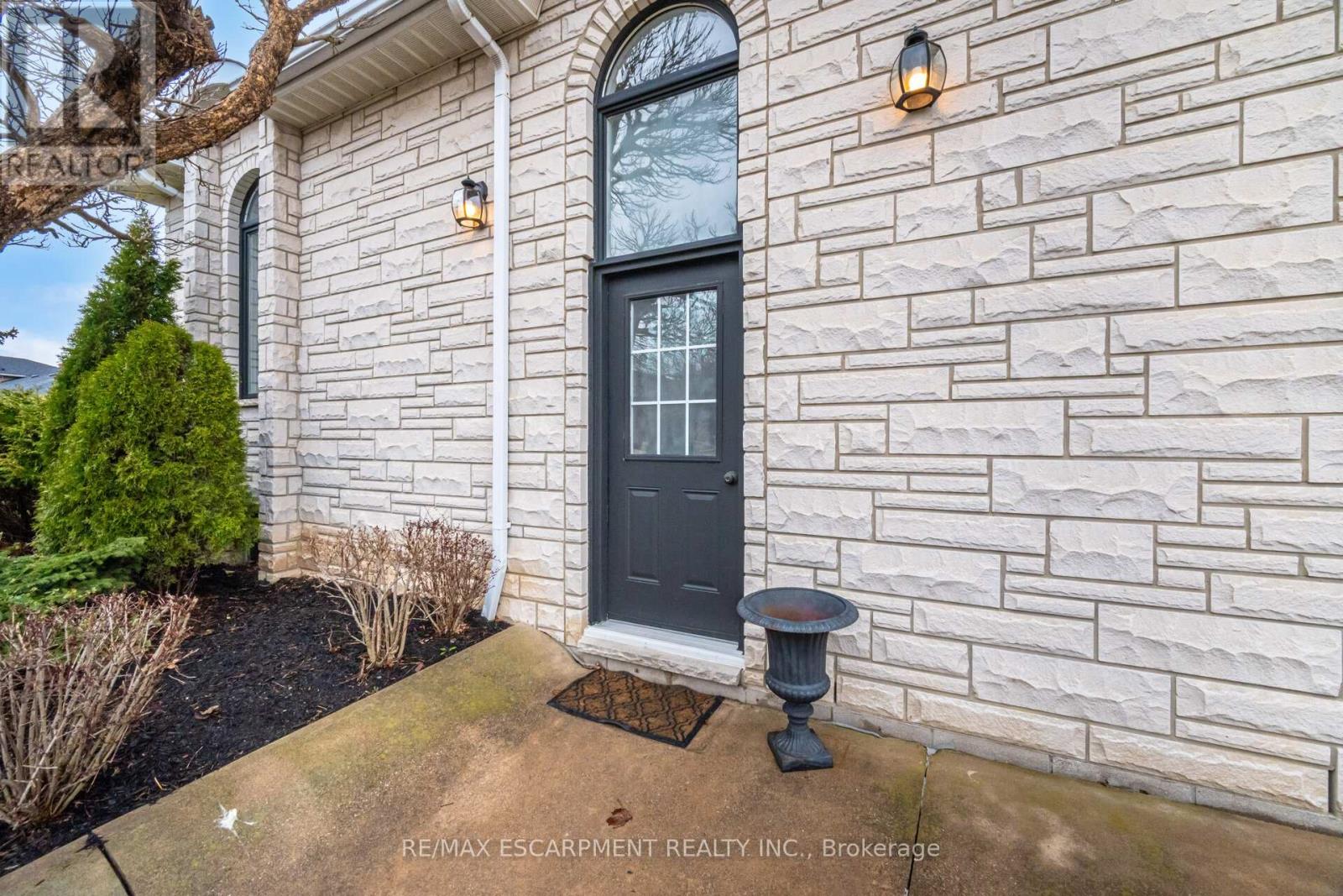 Photo 28 of 31 Ingrid Court, Hamilton ON