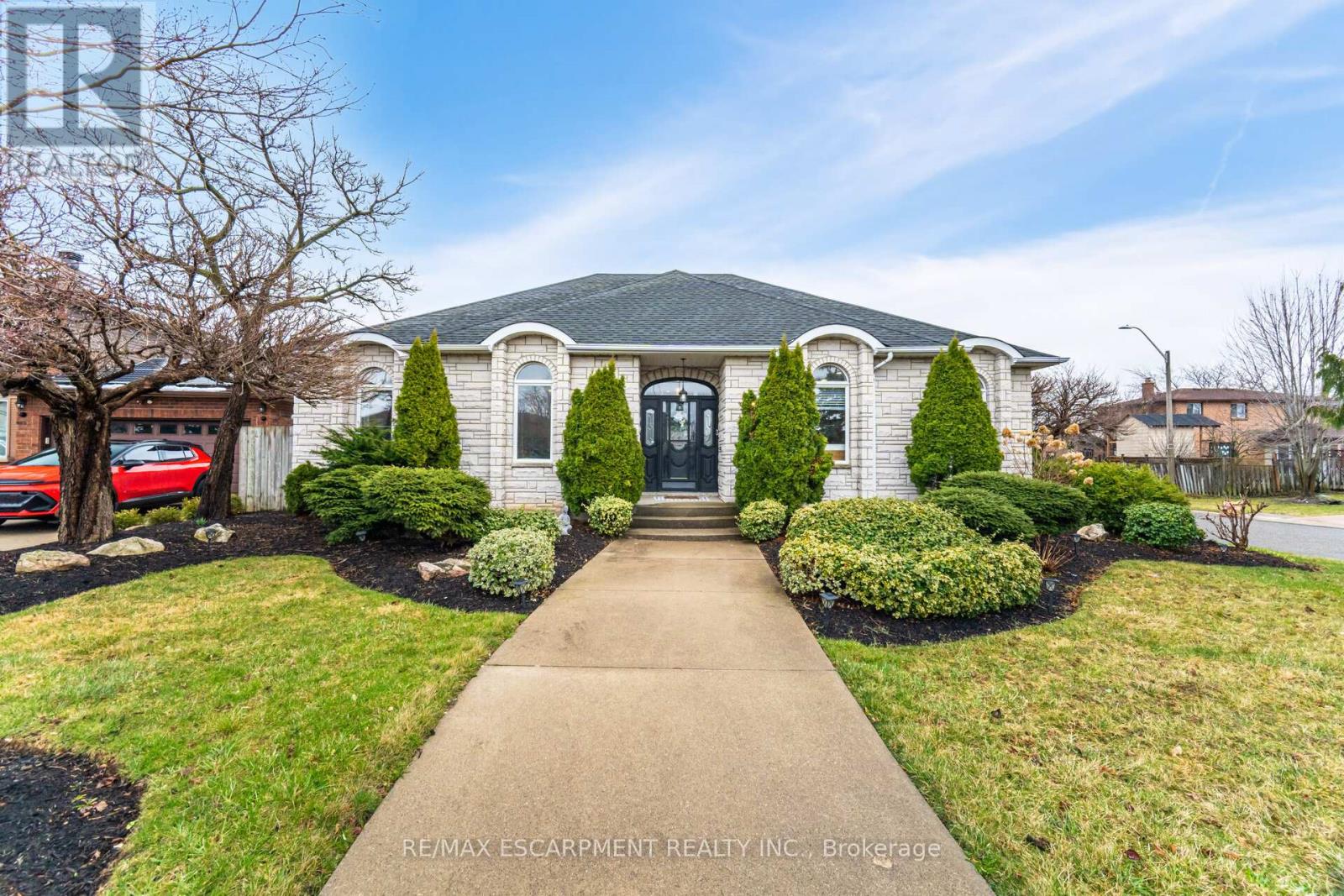 Photo 3 of 31 Ingrid Court, Hamilton ON