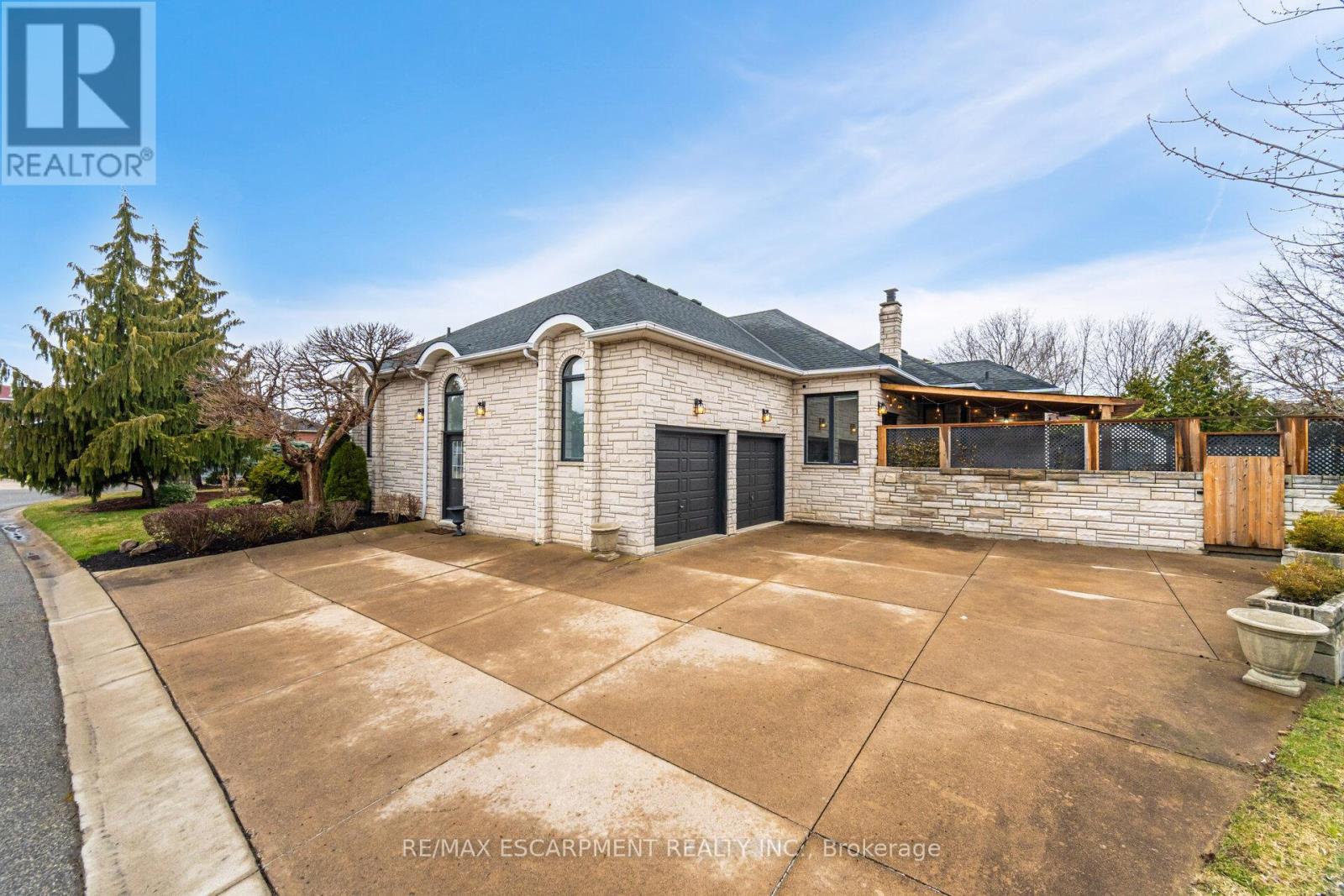 Photo 4 of 31 Ingrid Court, Hamilton ON