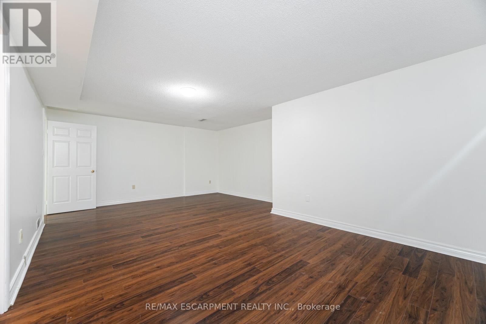 Photo 41 of 31 Ingrid Court, Hamilton ON