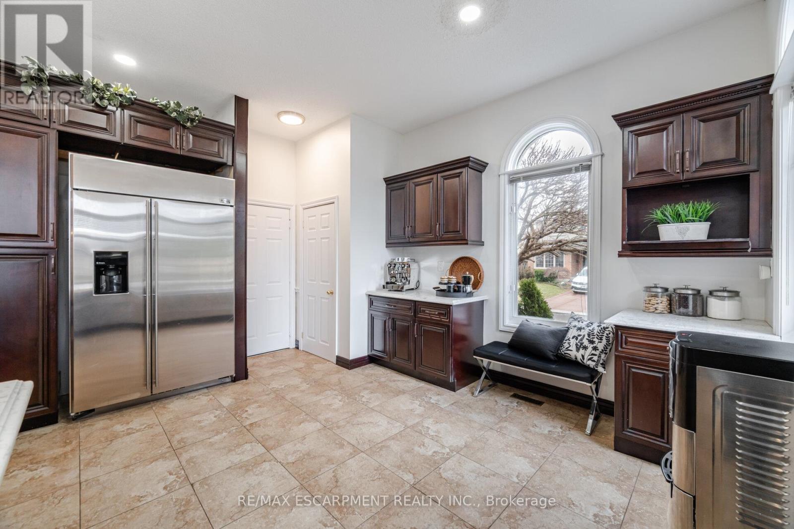 Photo 8 of 31 Ingrid Court, Hamilton ON