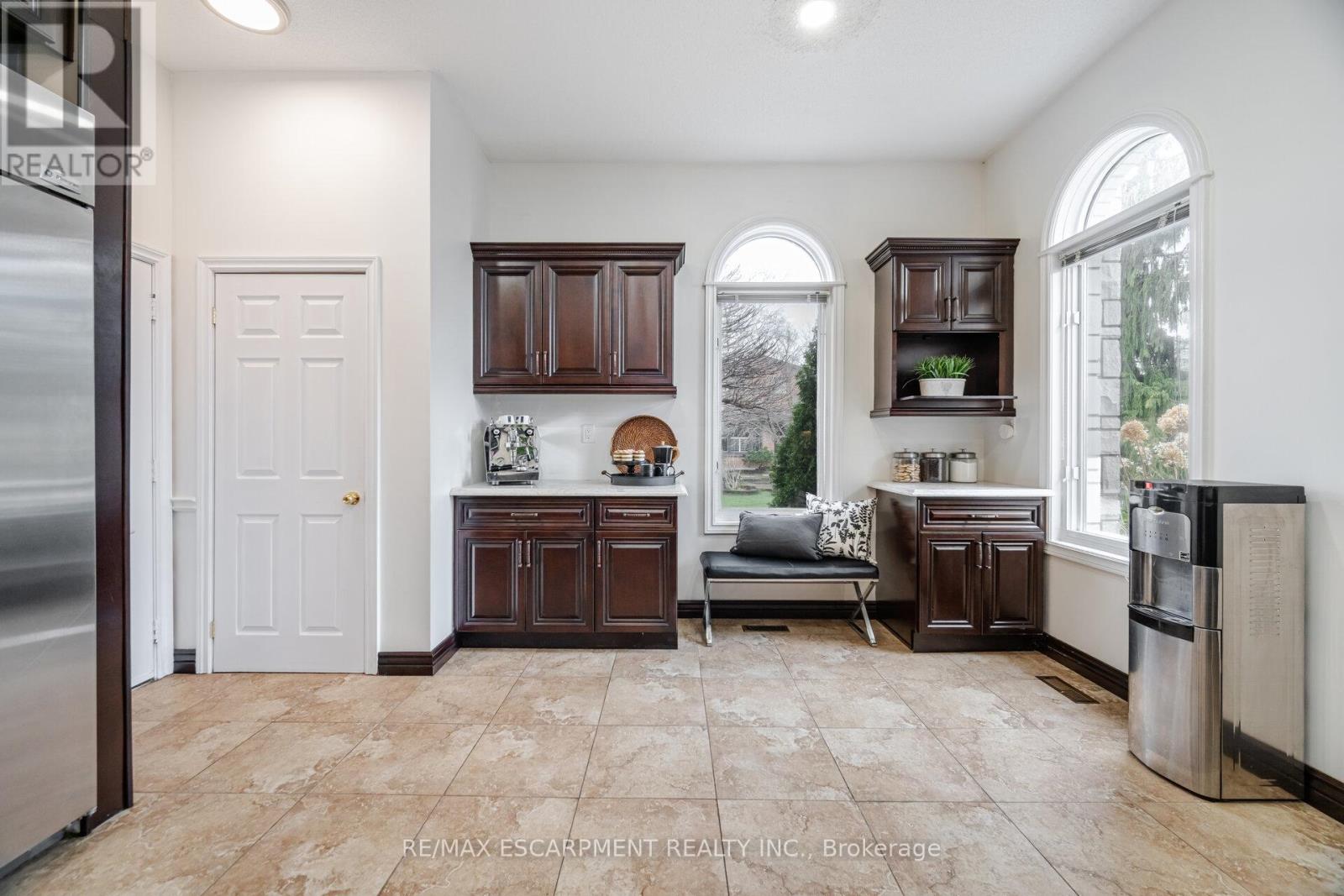 Photo 9 of 31 Ingrid Court, Hamilton ON