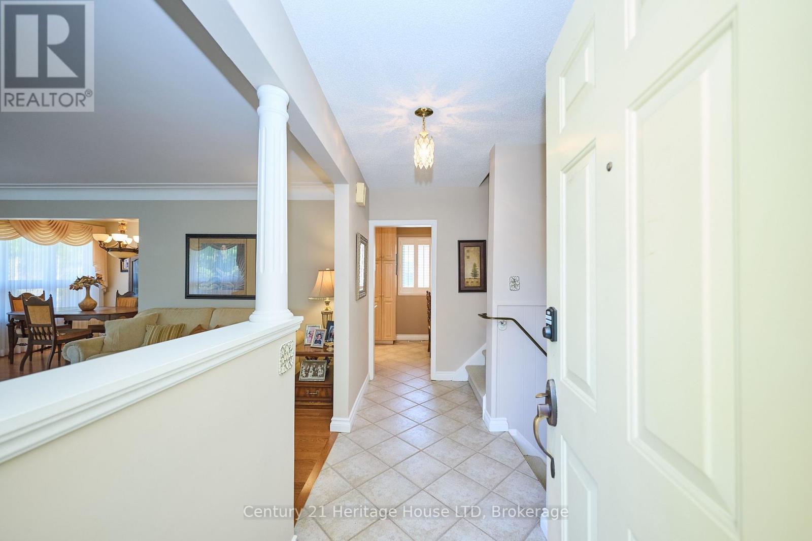Photo 3 of 4668 Pinedale Drive, Niagara Falls ON