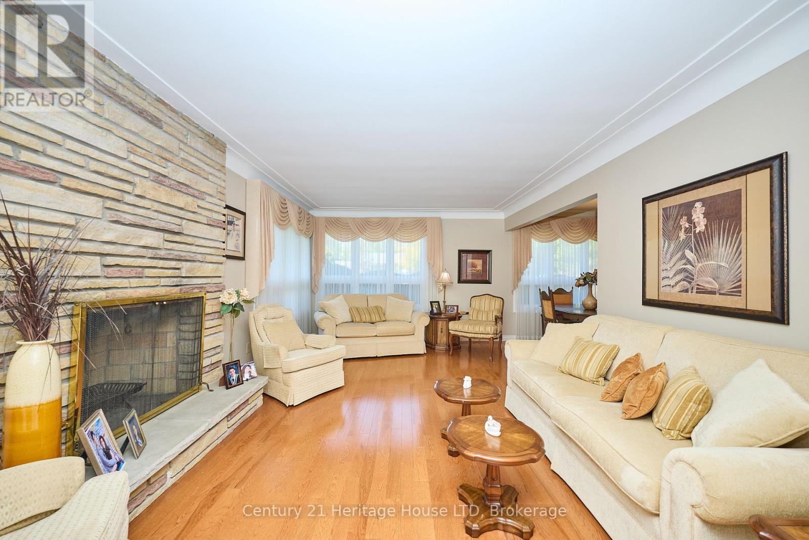Photo 5 of 4668 Pinedale Drive, Niagara Falls ON
