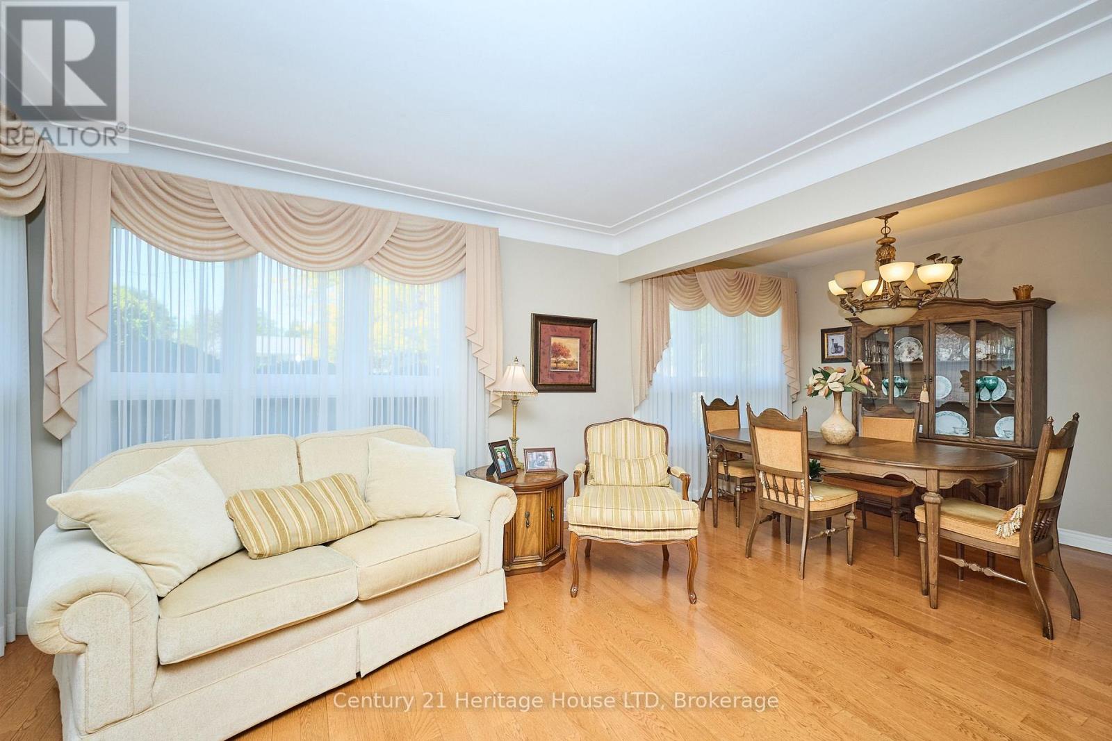 Photo 6 of 4668 Pinedale Drive, Niagara Falls ON