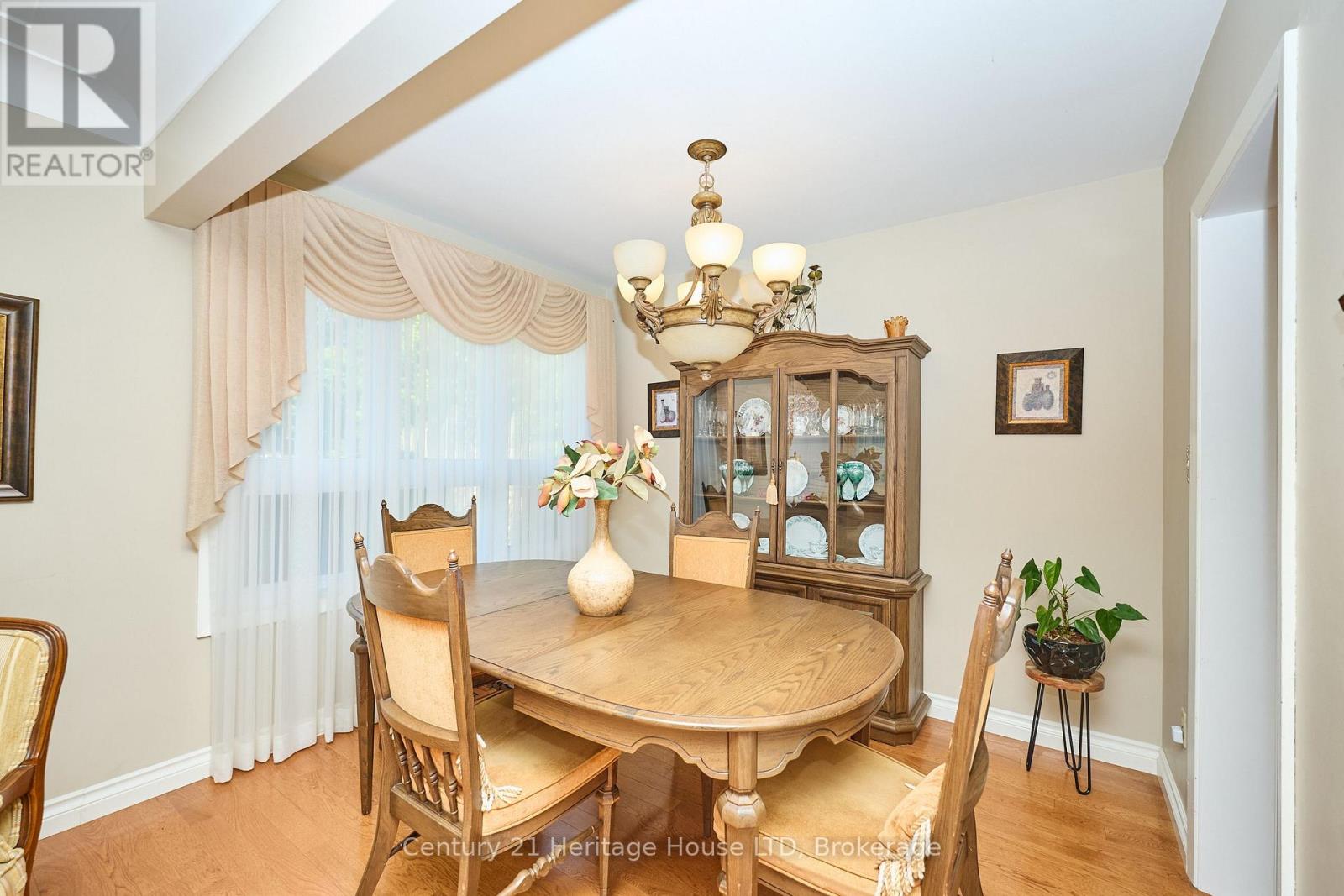 Photo 7 of 4668 Pinedale Drive, Niagara Falls ON