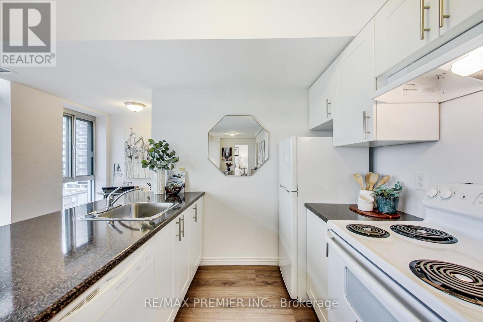 Photo 5 of 1102 15 Maplewood Avenue, Toronto ON