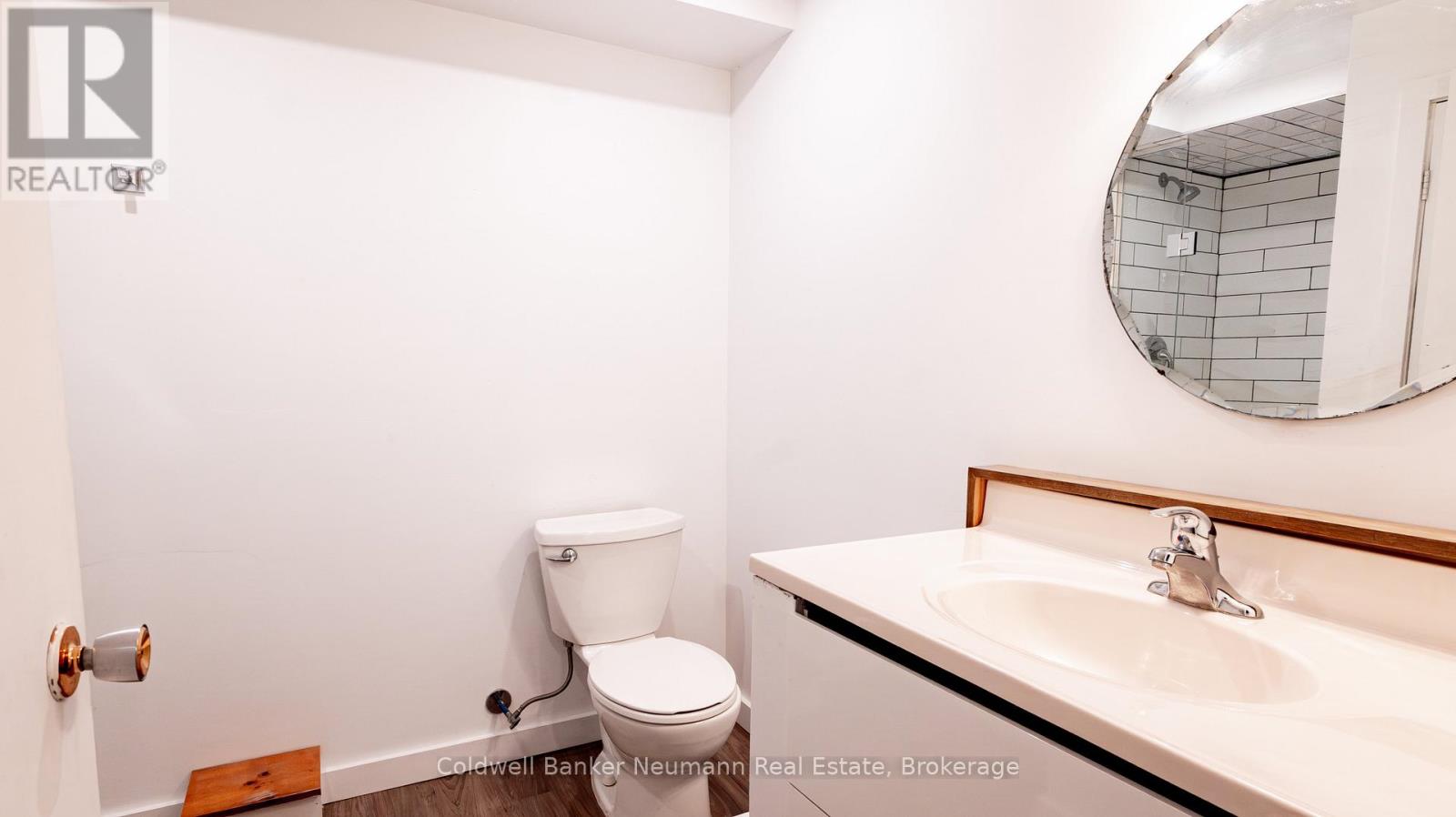 Photo 32 of 54 Conroy Crescent, Guelph ON