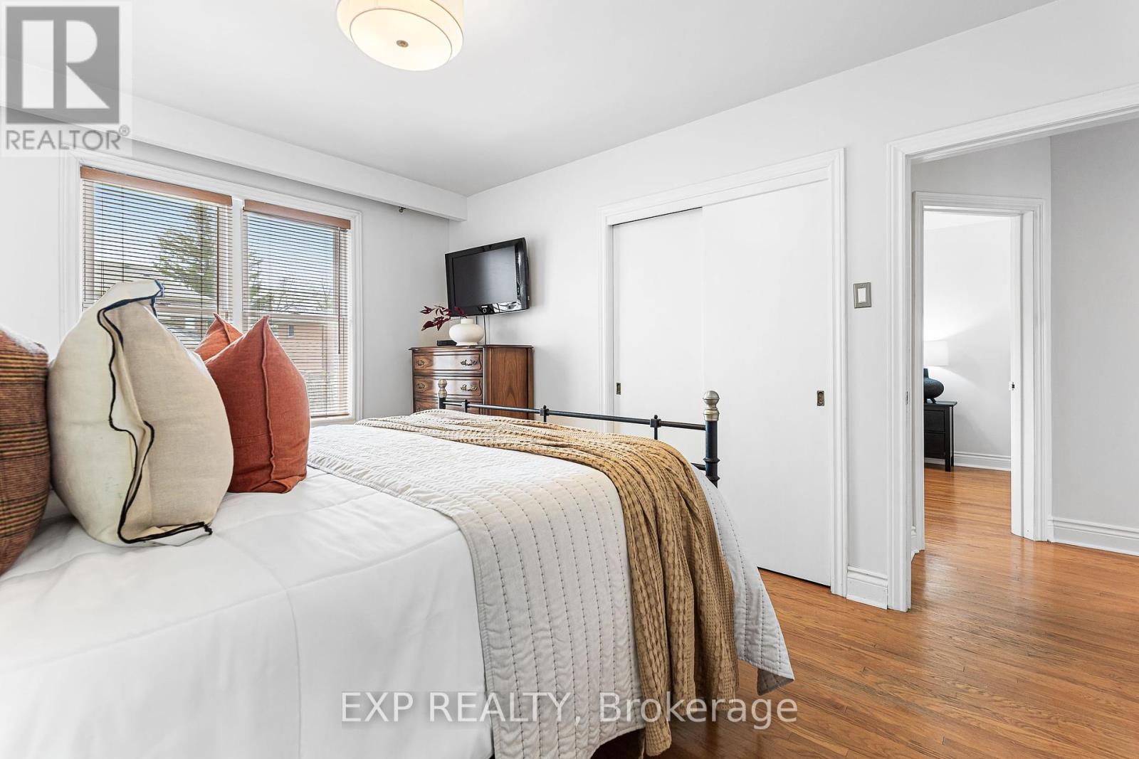 Photo 23 of 7 Northcrest Road, Toronto ON