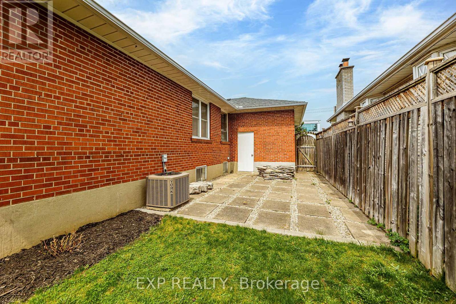 Photo 50 of 7 Northcrest Road, Toronto ON