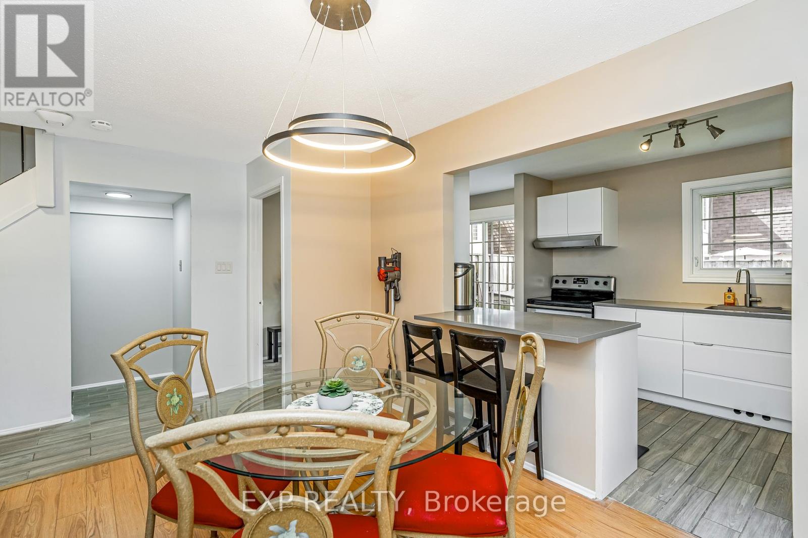 Photo 14 of 65 1029 Meadowlands Drive, Ottawa ON