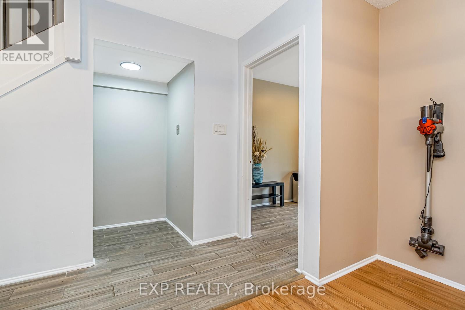 Photo 15 of 65 1029 Meadowlands Drive, Ottawa ON
