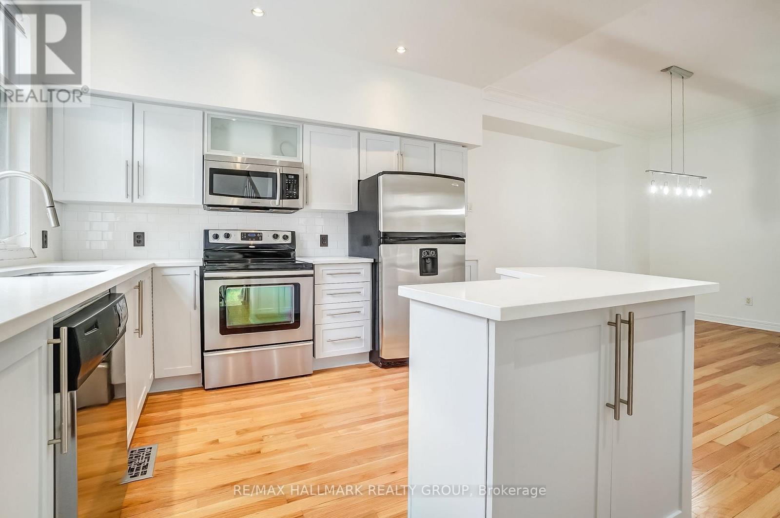 Photo 11 of 7 10 Concord Street N, Ottawa ON