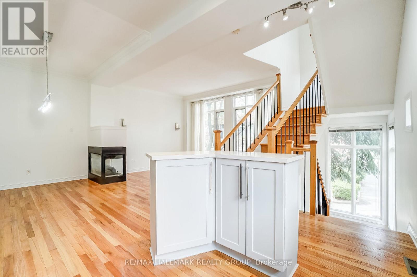Photo 12 of 7 10 Concord Street N, Ottawa ON
