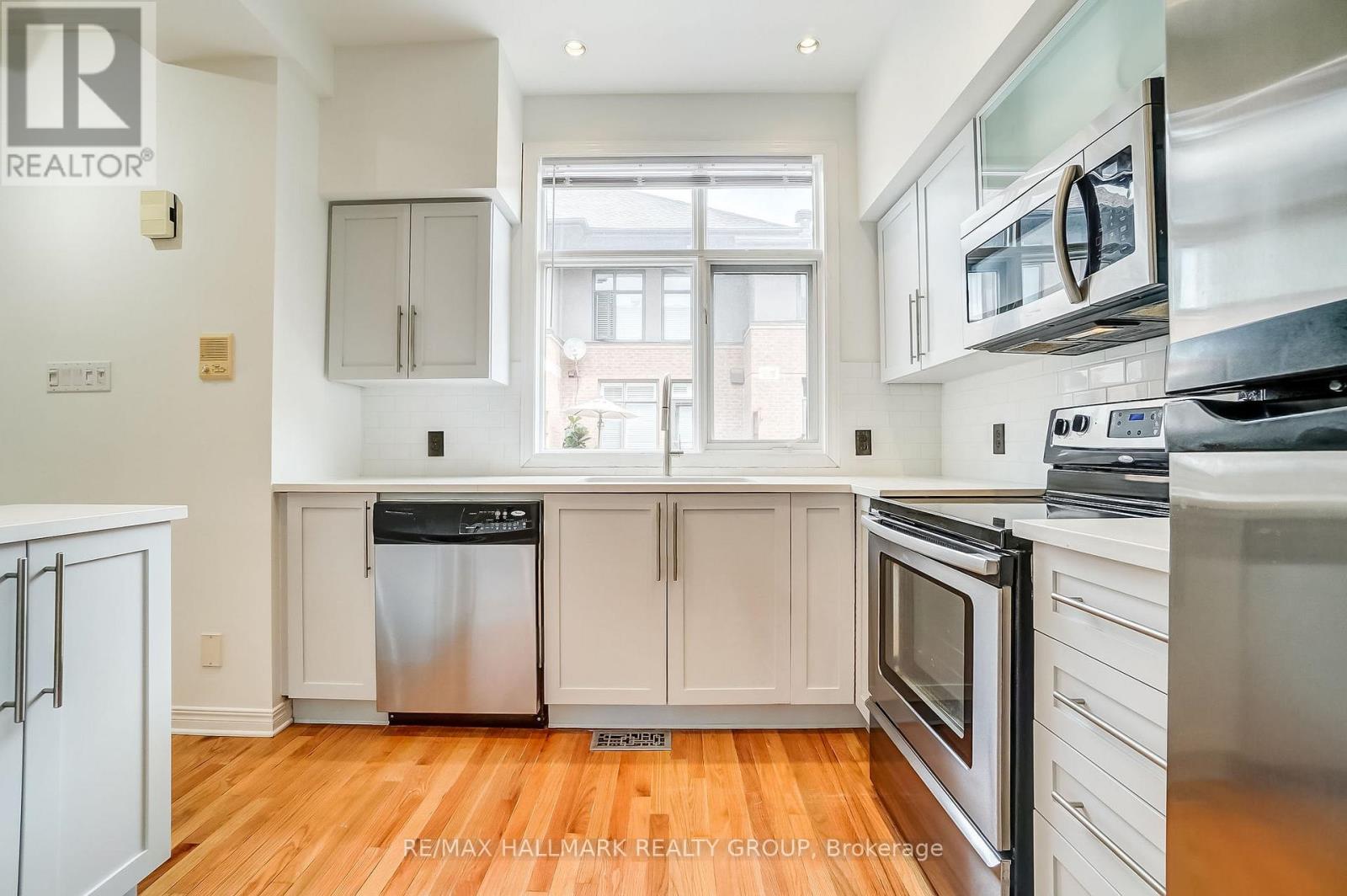 Photo 13 of 7 10 Concord Street N, Ottawa ON