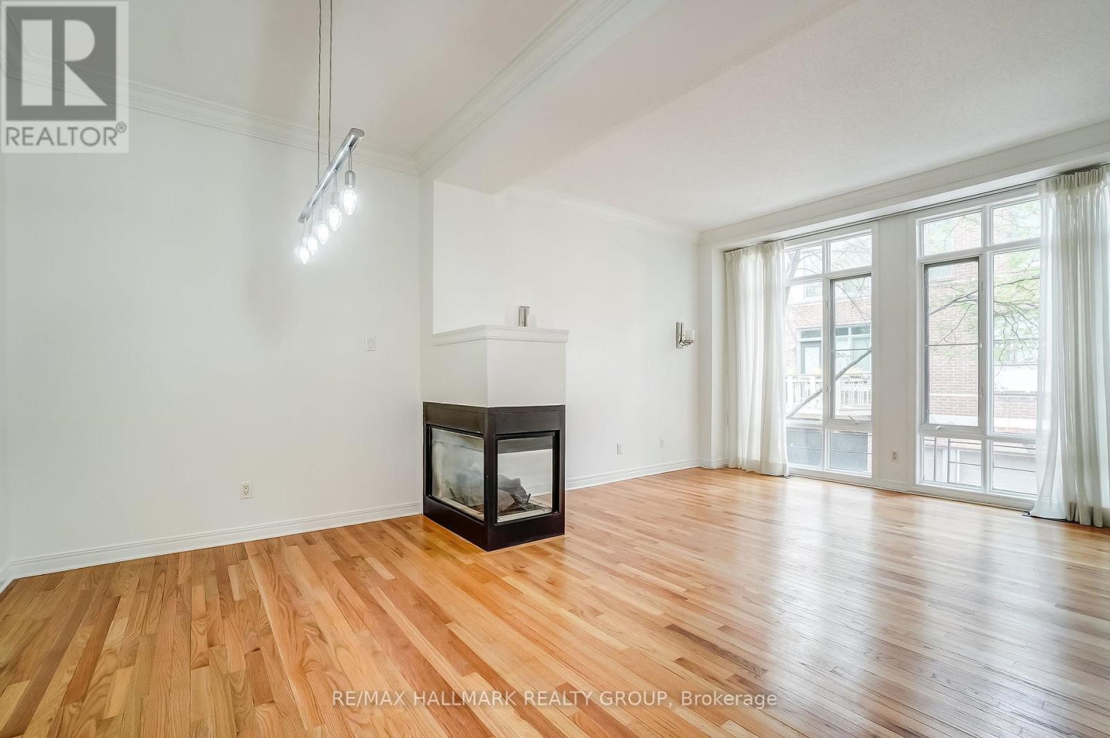 Photo 15 of 7 10 Concord Street N, Ottawa ON