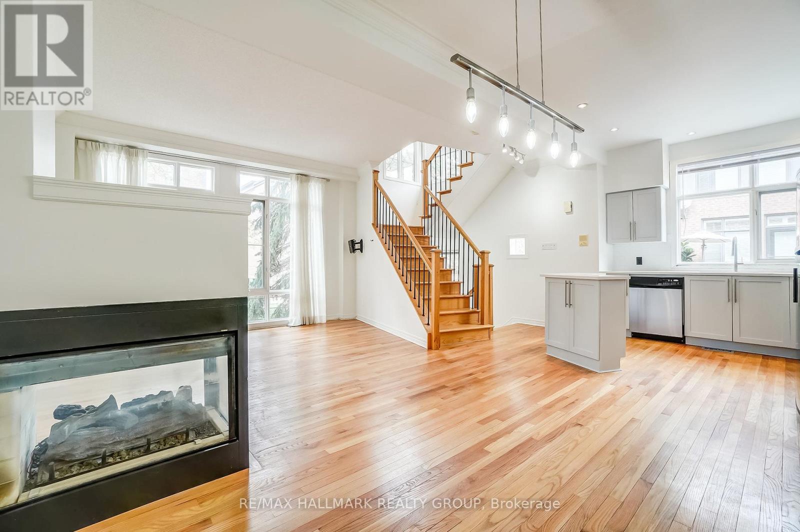 Photo 16 of 7 10 Concord Street N, Ottawa ON