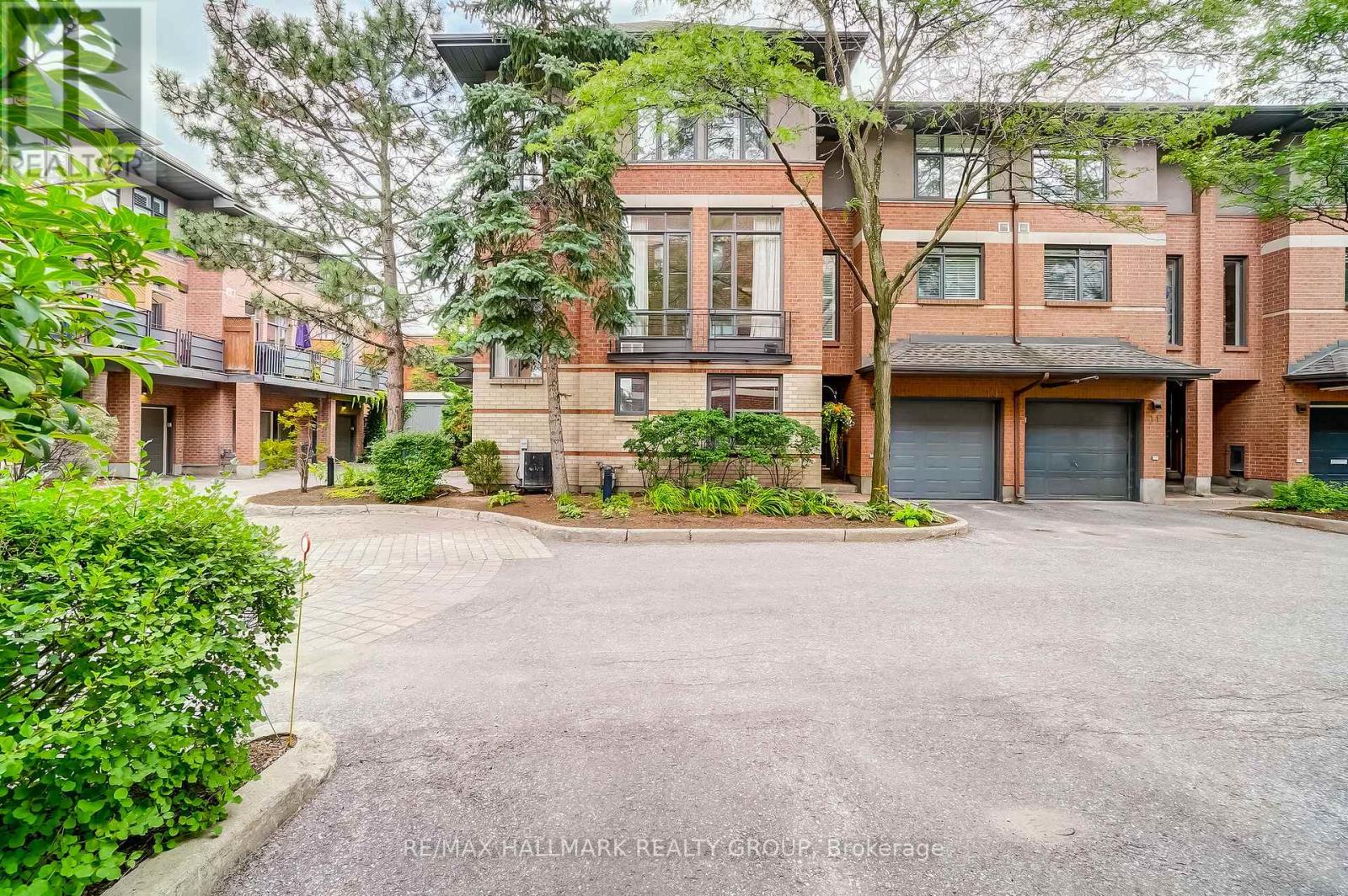 Photo 2 of 7 10 Concord Street N, Ottawa ON