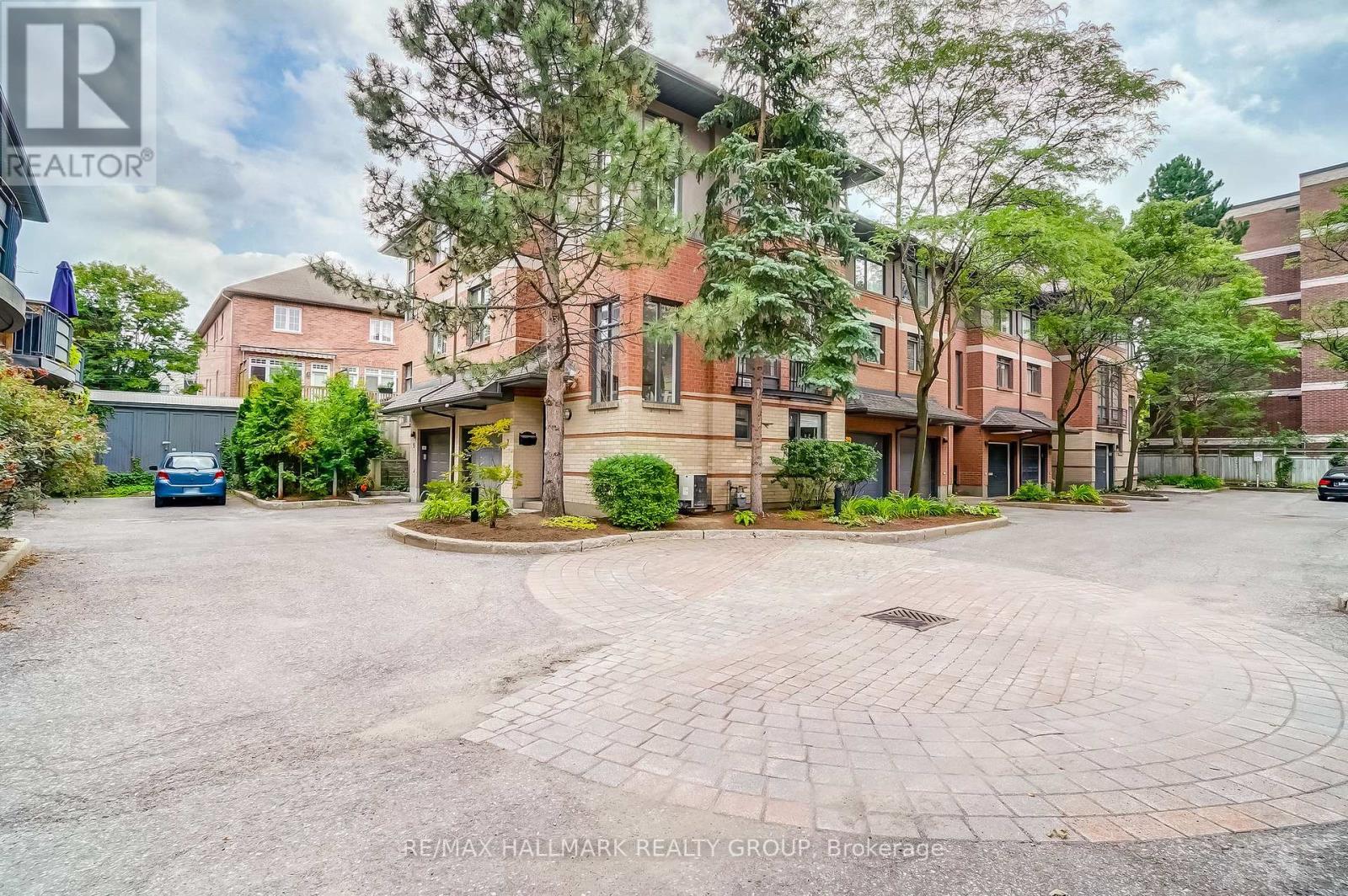 Photo 3 of 7 10 Concord Street N, Ottawa ON