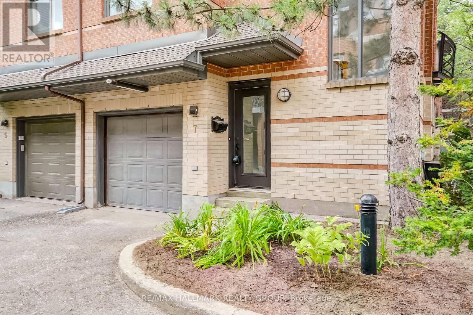 Photo 5 of 7 10 Concord Street N, Ottawa ON