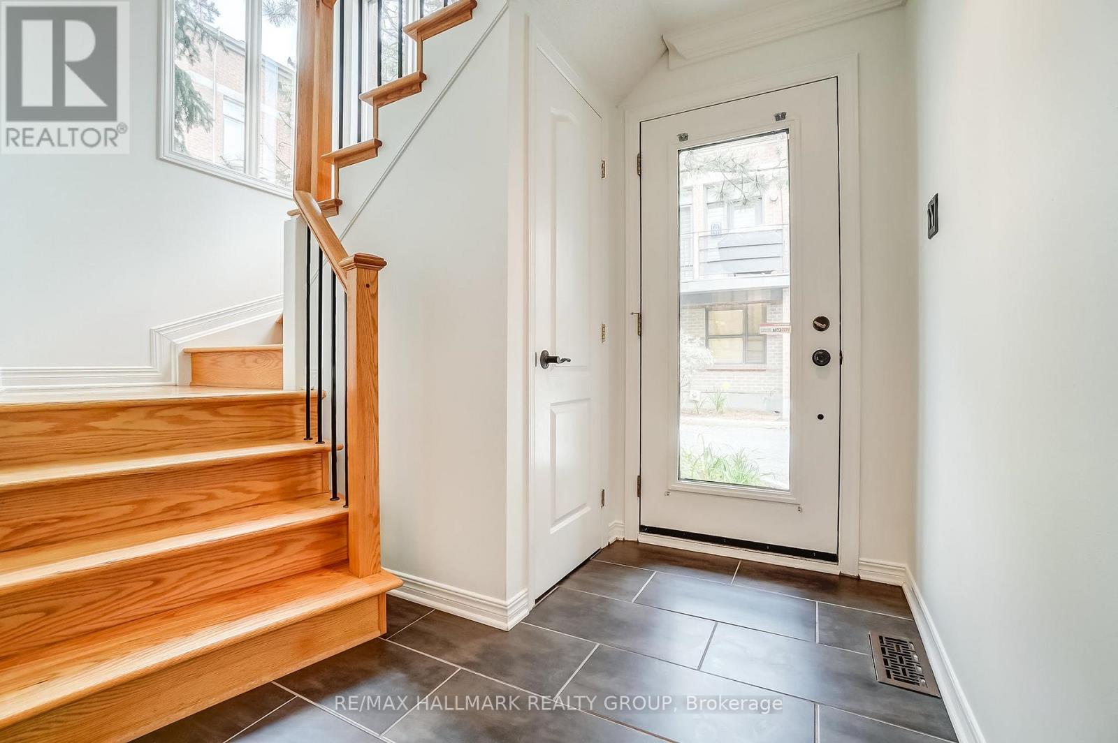 Photo 6 of 7 10 Concord Street N, Ottawa ON
