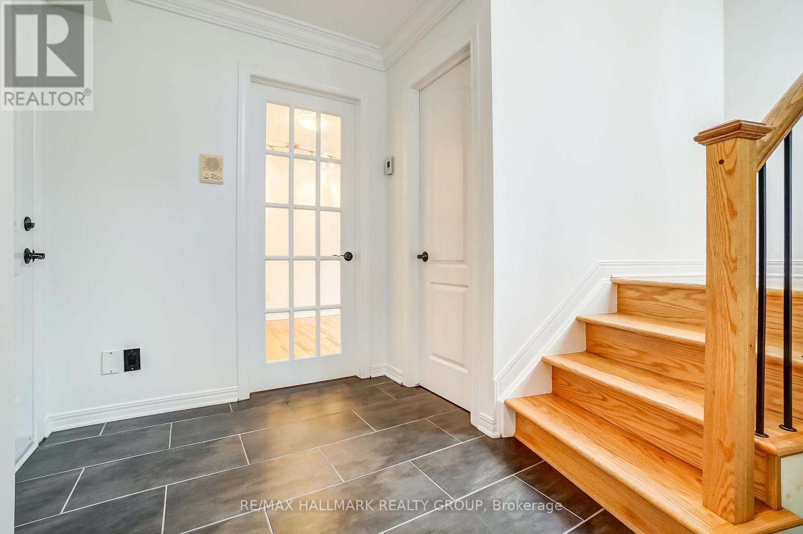 Photo 7 of 7 10 Concord Street N, Ottawa ON