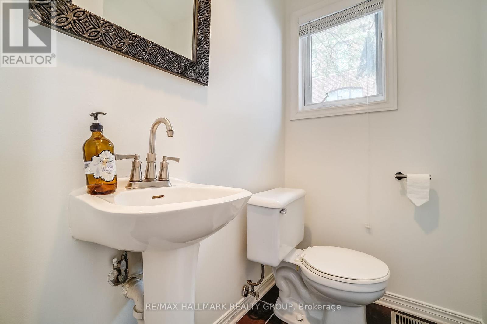 Photo 8 of 7 10 Concord Street N, Ottawa ON