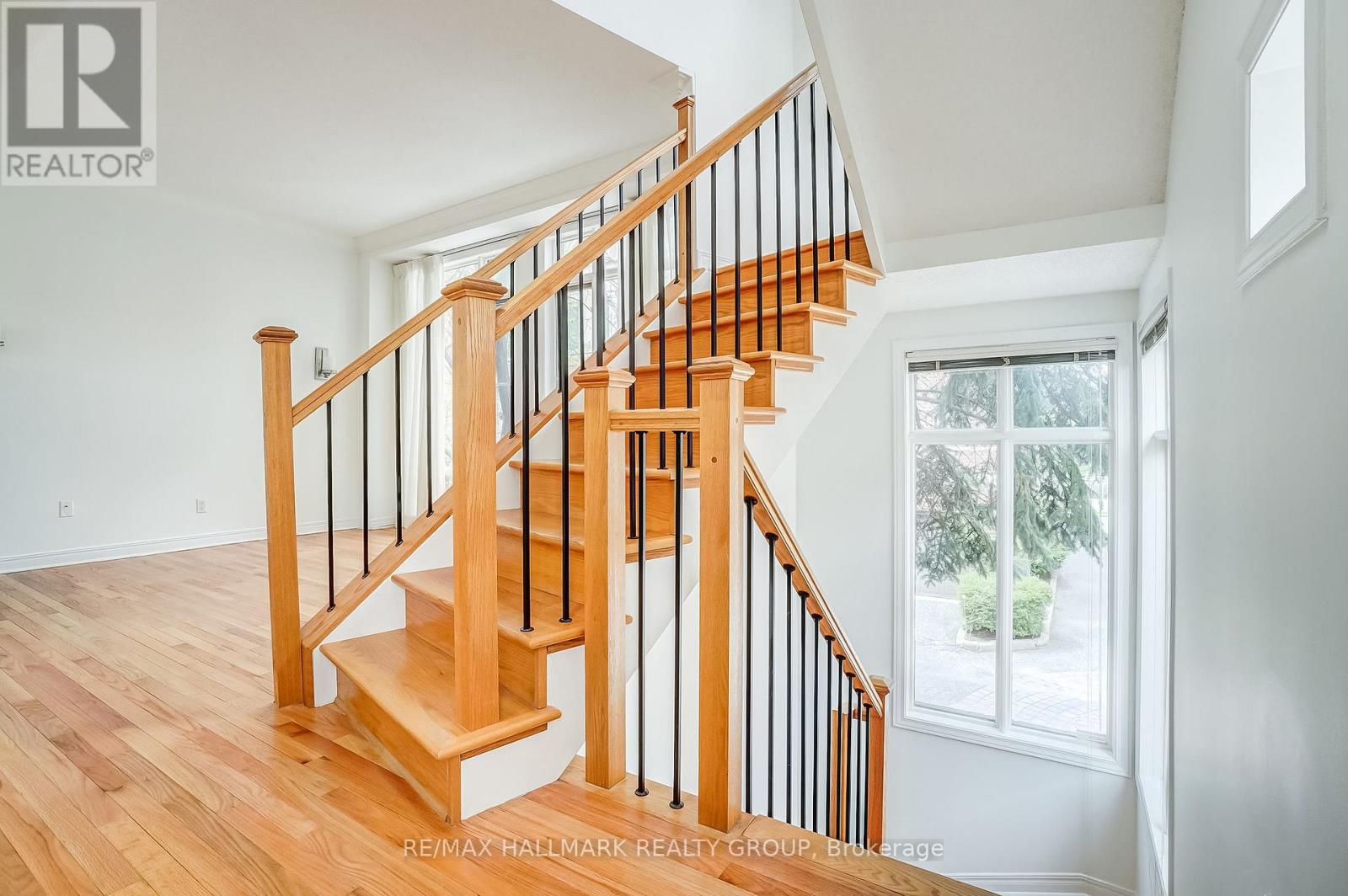 Photo 9 of 7 10 Concord Street N, Ottawa ON
