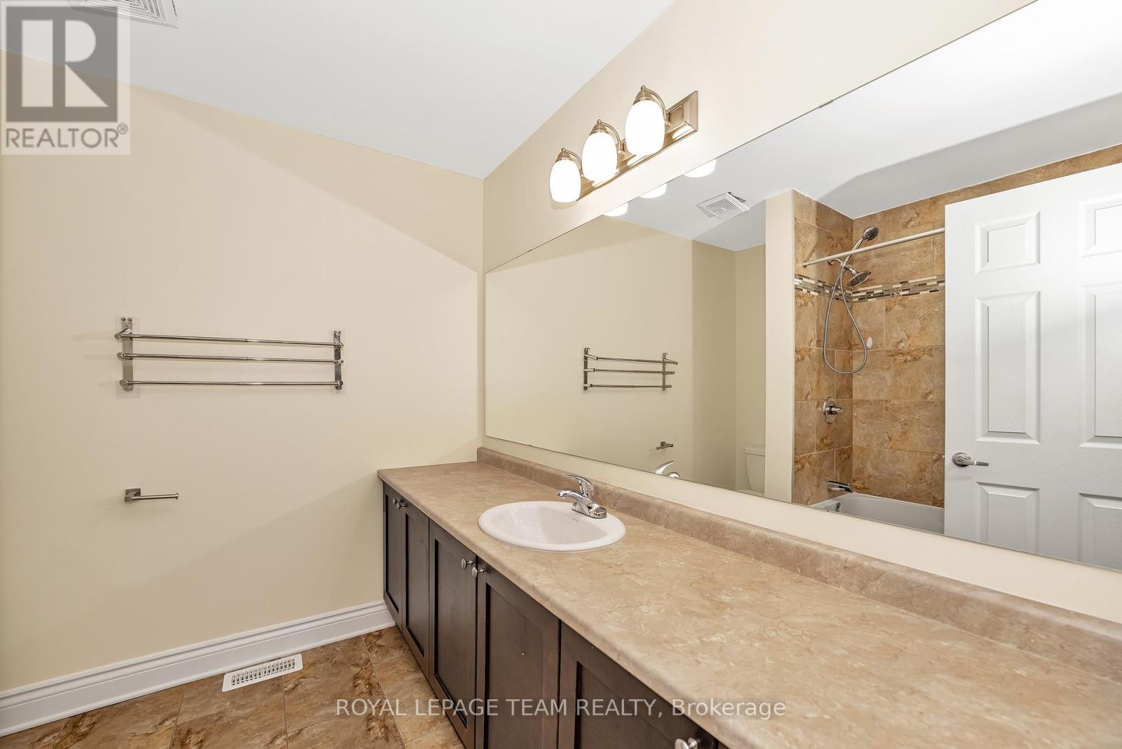 Photo 16 of 142 Desmond Trudeau Drive, Arnprior ON