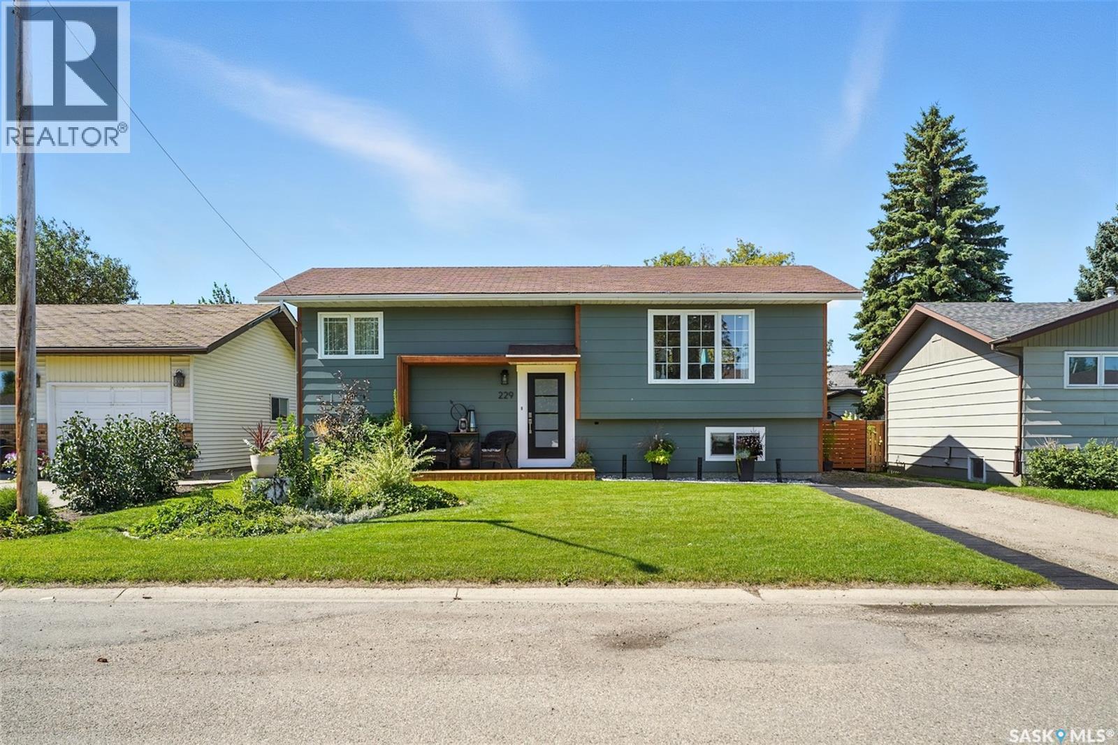Photo 2 of 229 2nd Street E, Vanscoy SK
