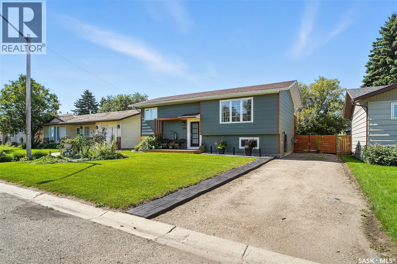 Photo 3 of 229 2nd Street E, Vanscoy SK